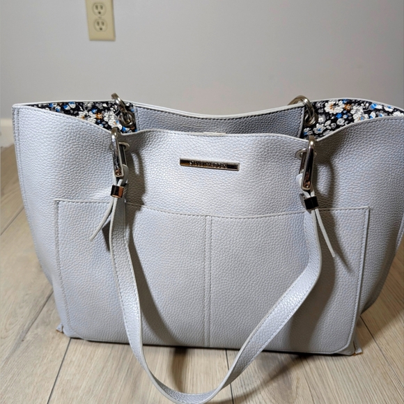 Steve Madden Handbags - Steve Madden light lavender gray tote shoulder bag w/ floral interior